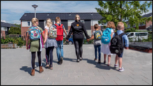 Hand in hand de bus uitstappen